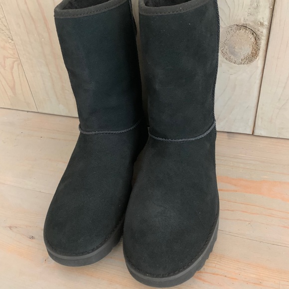 UGG CLASSIC SHORT LOGO ZIP BLACK BOOTS NEW - Picture 9 of 9